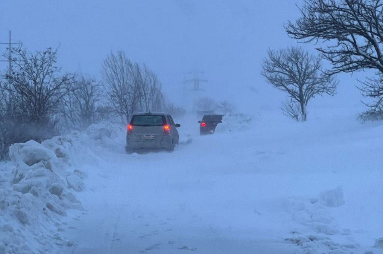 România: Cod roșu de vreme rea în mai multe județe. Sute de persoane au fost scoase din nămeți