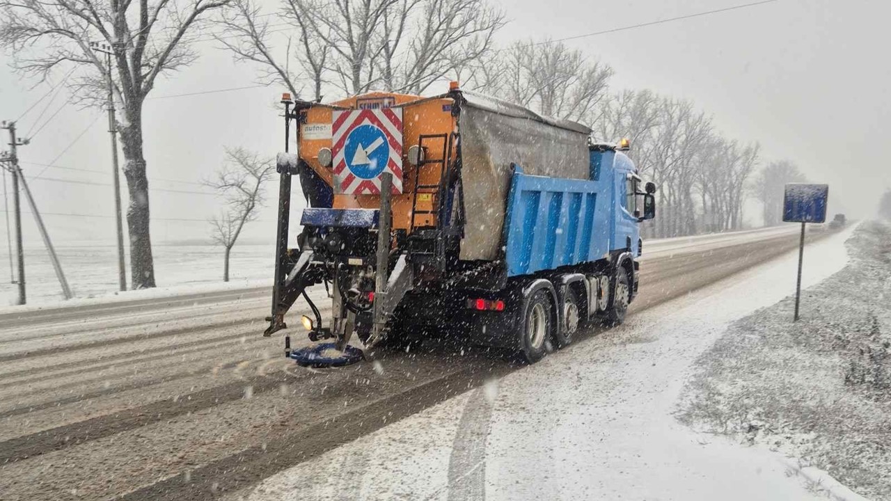 Vizibilitate redusă și drumuri alunecoase în ajunul Crăciunului: poliția și drumarii monitorizează situația pe drumuri