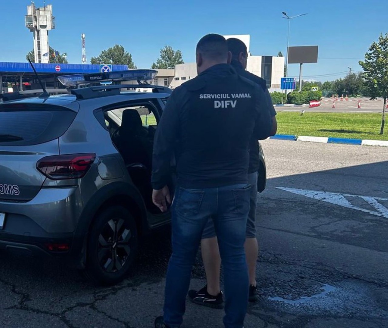 Au încercat să aducă ilegal în țară peste 168.000 de euro: Două persoane, în arest pentru 30 de zile 