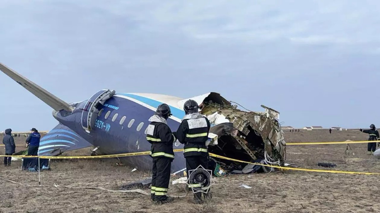 Cutiile negre ale avionului prăbușit în Kazahstan, recuperate. Rusia susține că este greșit să se speculeze înainte de încheierea anchetei