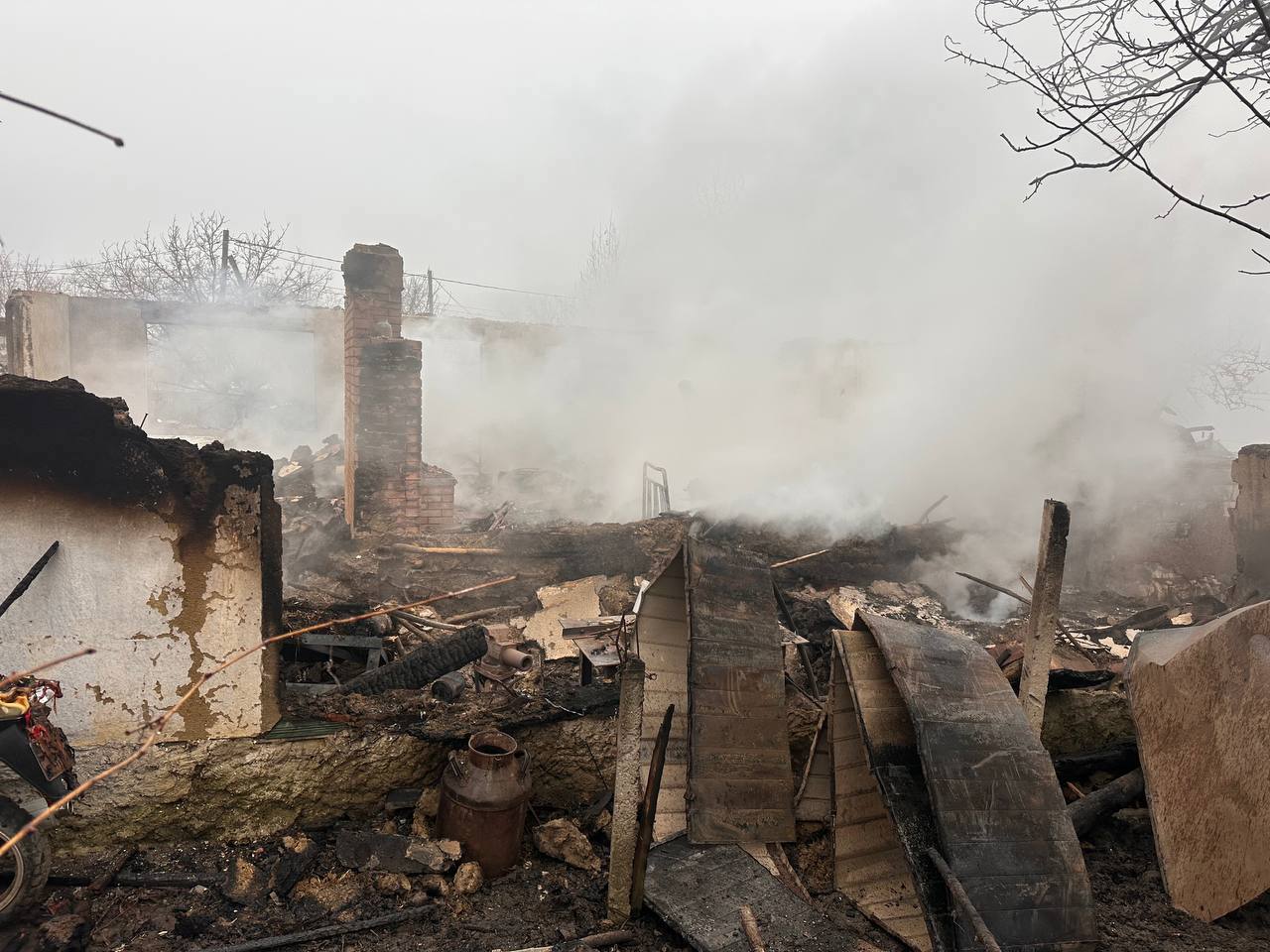 „Pompierii au venit prea greu, nu se putea urca”: O casă din Ulmu a ars până în temelii din cauza ghețușului