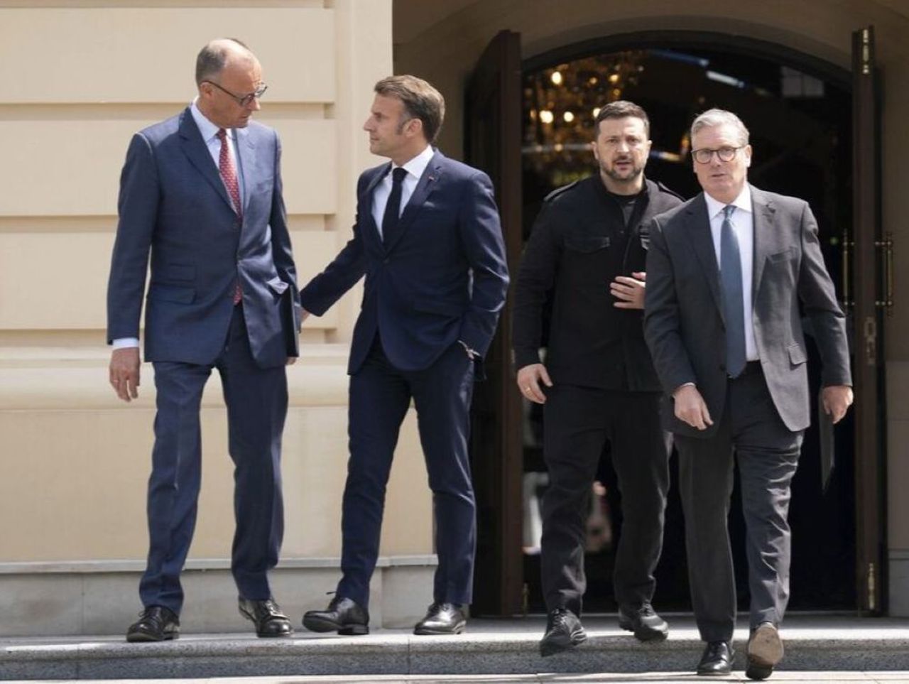 Zelenski, la Londra pentru discuții privind pacea în Ucraina 