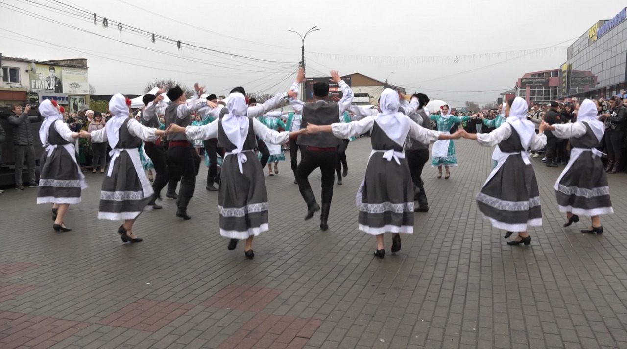 Festivalul Vinului de la Comrat a adunat peste 15 întreprinderi vinicole și zeci de vinificatori amatori