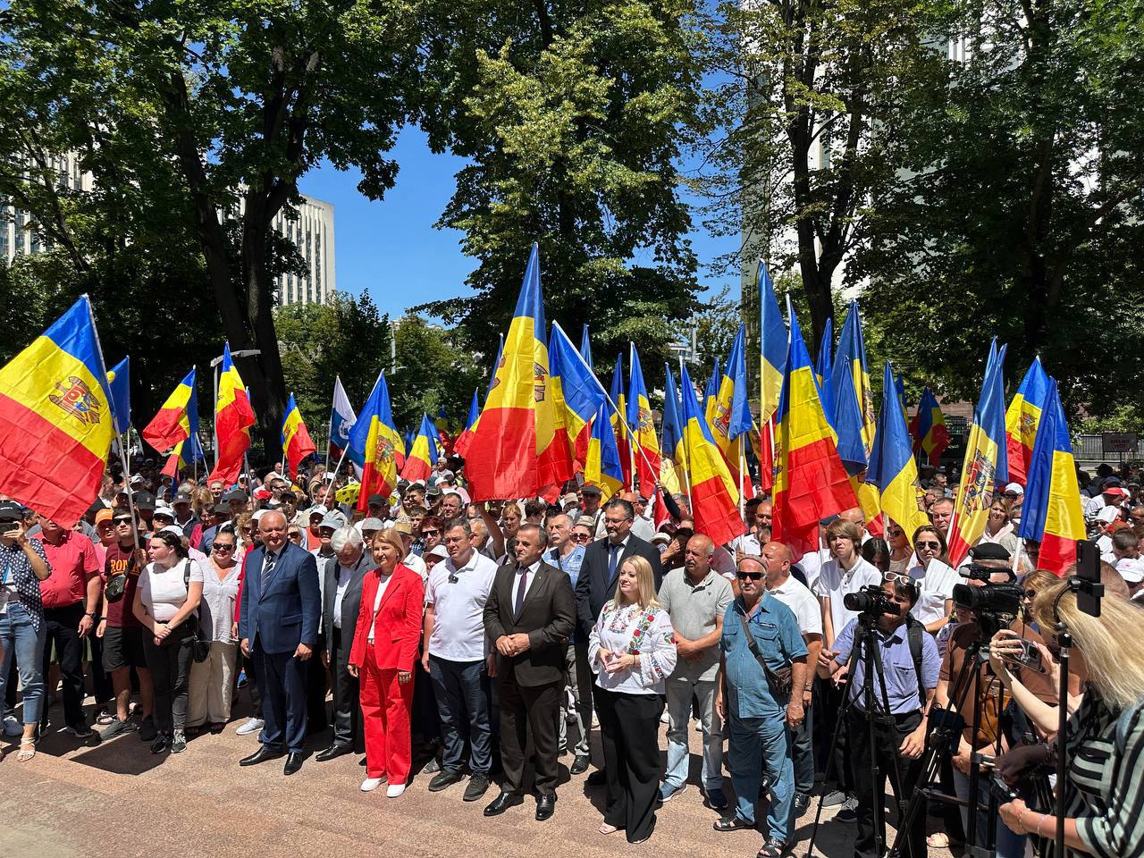 Miting politic de Ziua Suveranității: Socialiștii acuză guvernarea că „cedează independența Bruxelles-ului”. Reacția PAS