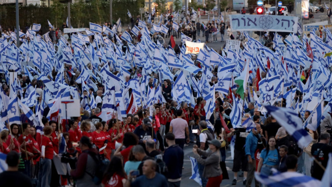 Crowds begin to gather on Tel Aviv’s Kaplan Street for 14th week in row of protests