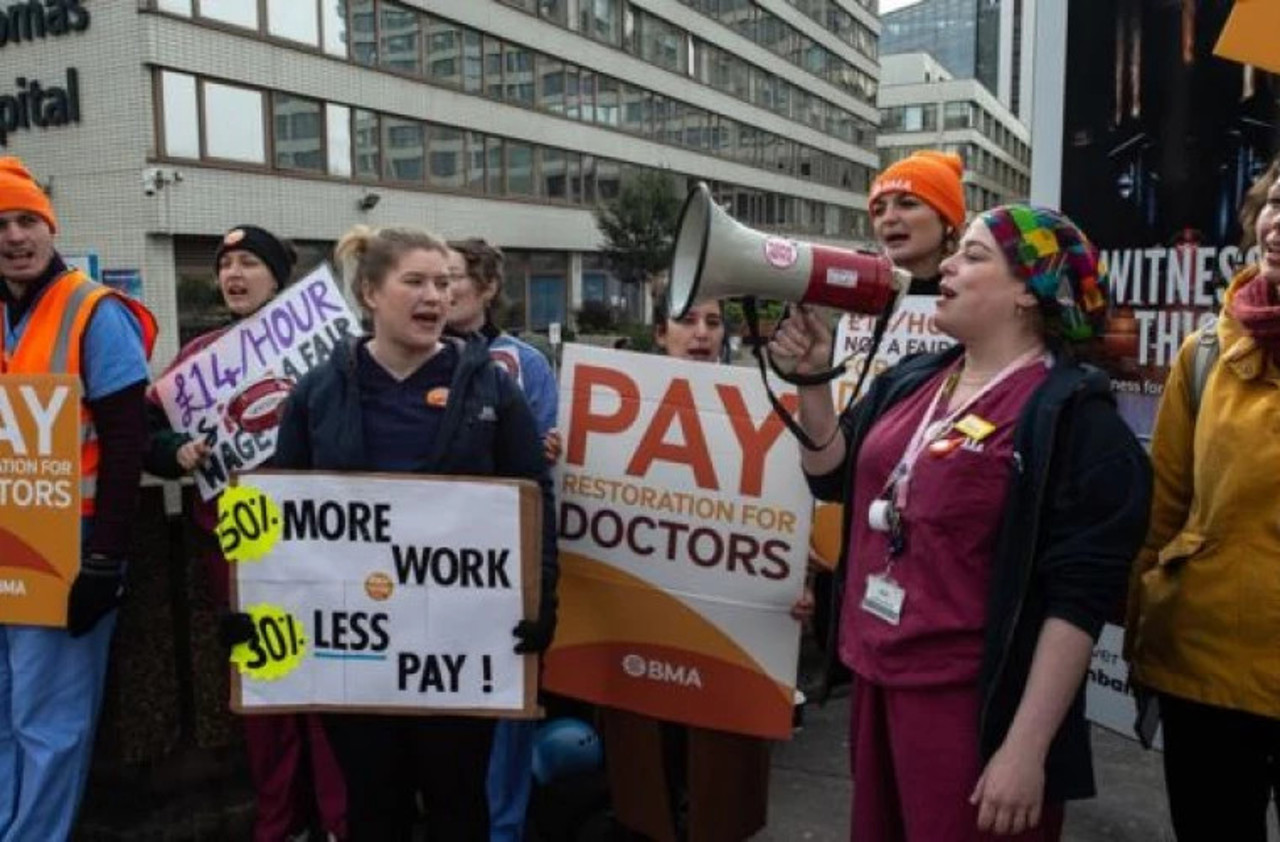 Corespondență din Marea Britanie// Medicii primari au intrat în grevă, iar programările pacienților sunt anulate