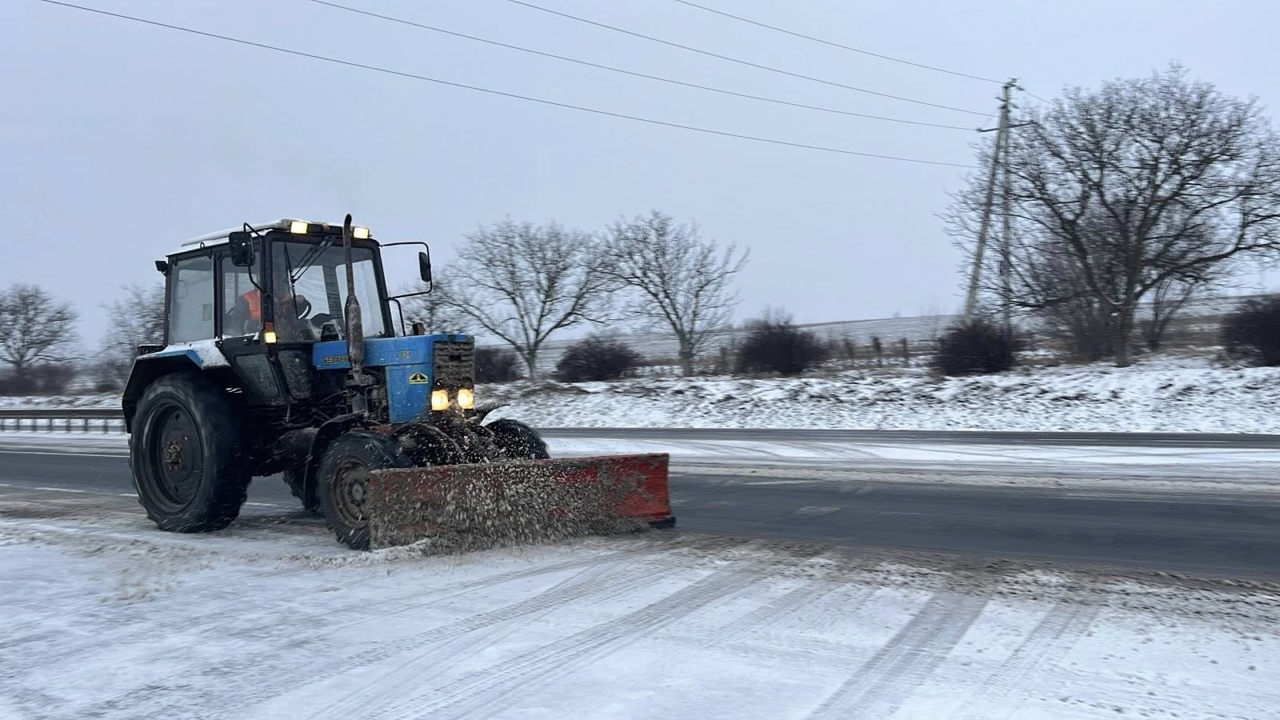 Partea carosabilă este umedă, pe alocuri polei și ghețuș. Peste 750 de tone de material antiderapant, împrăștiate în timpul nopții 