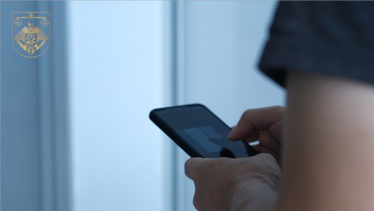 Un deținut a pretins că este „domnișoară de companie” și a cerut 500 de lei pentru a nu divulga o poză intimă. A primit încă 9 ani de închisoare