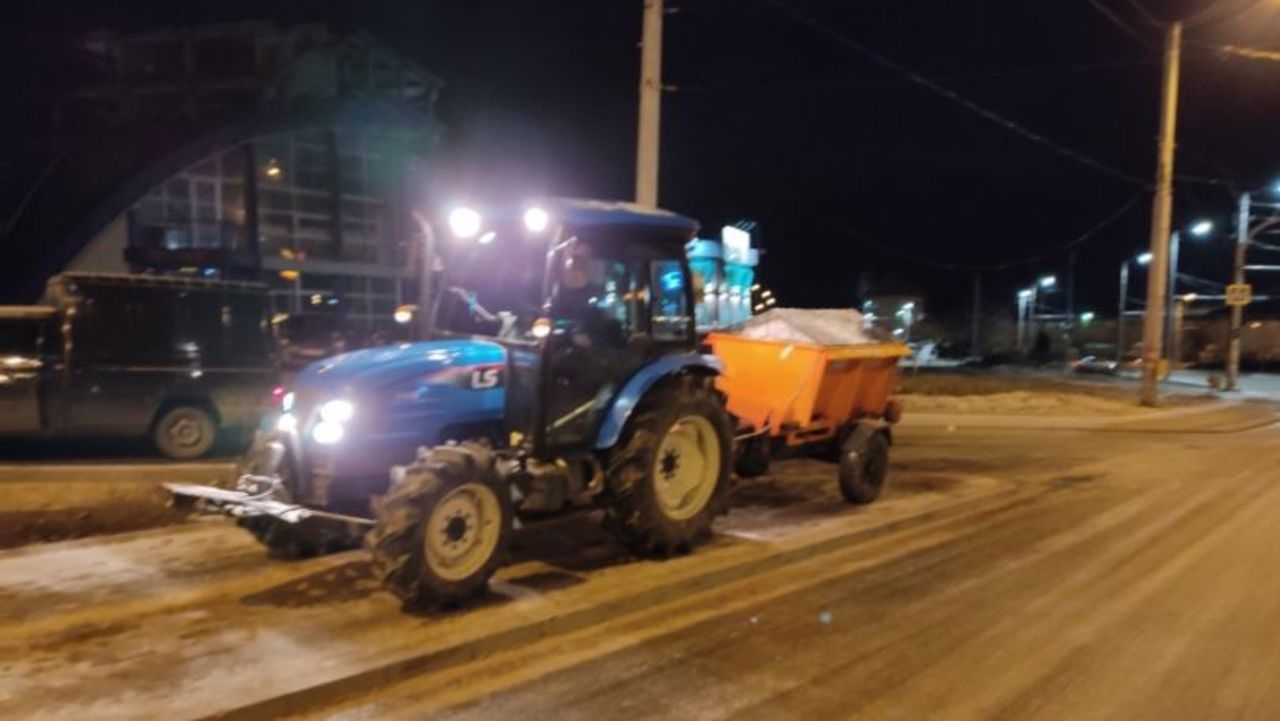 Более 30 тонн противоскользящего материала разбросано на улицах столицы