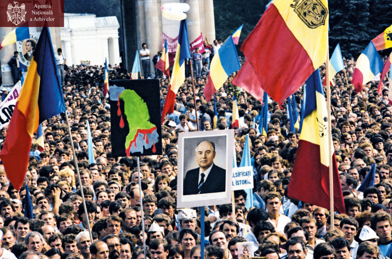 Zile de panică și curaj la Chișinău: Cum au apărat cetățenii instituțiile strategice în august '91