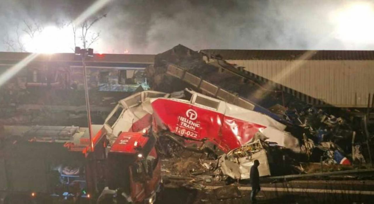 ОБНОВЛЕНИЕ: Греция объявила трехдневный национальный траур после трагедии на железной дороге. Новые данные указывают на не менее 36 погибших и 85 раненых