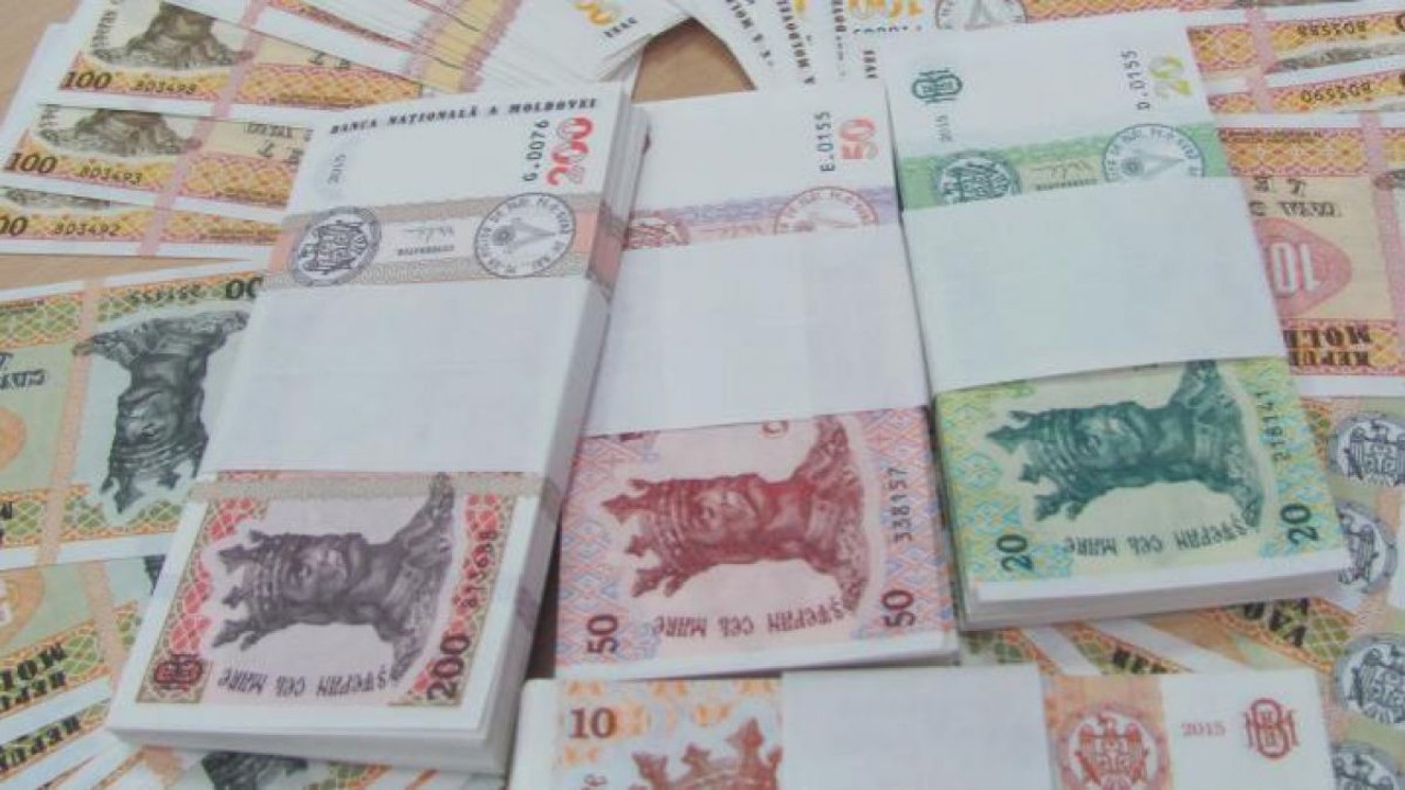Economii în bănci versus banii de acasă: Moldovenii țin câte 100 de miliarde de lei în instituțiile financiare și „la borcan”   