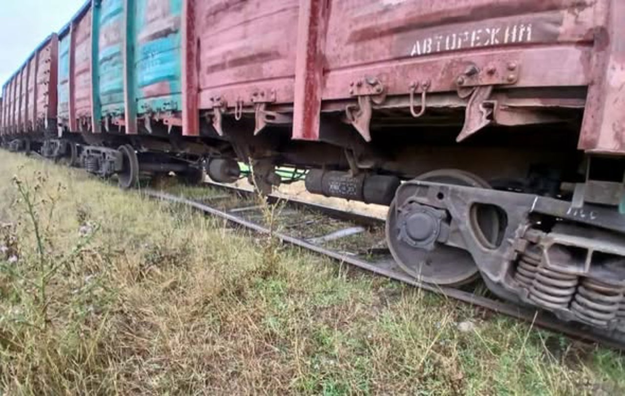 Deraiere pe calea ferată: Cinci vagoane ale unui tren de marfă au ieșit de pe șine