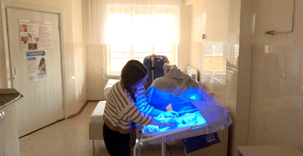 „A demonstrat că este o luptătoare, o învingătoare”: povestea fetiței născute cu o greutate de 740 de grame