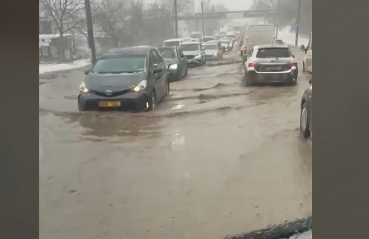 Variațiile de temperaturi creează distrugeri în capitală: o țeavă de apă s-a spart, iar o porțiune de drum s-a surpat 