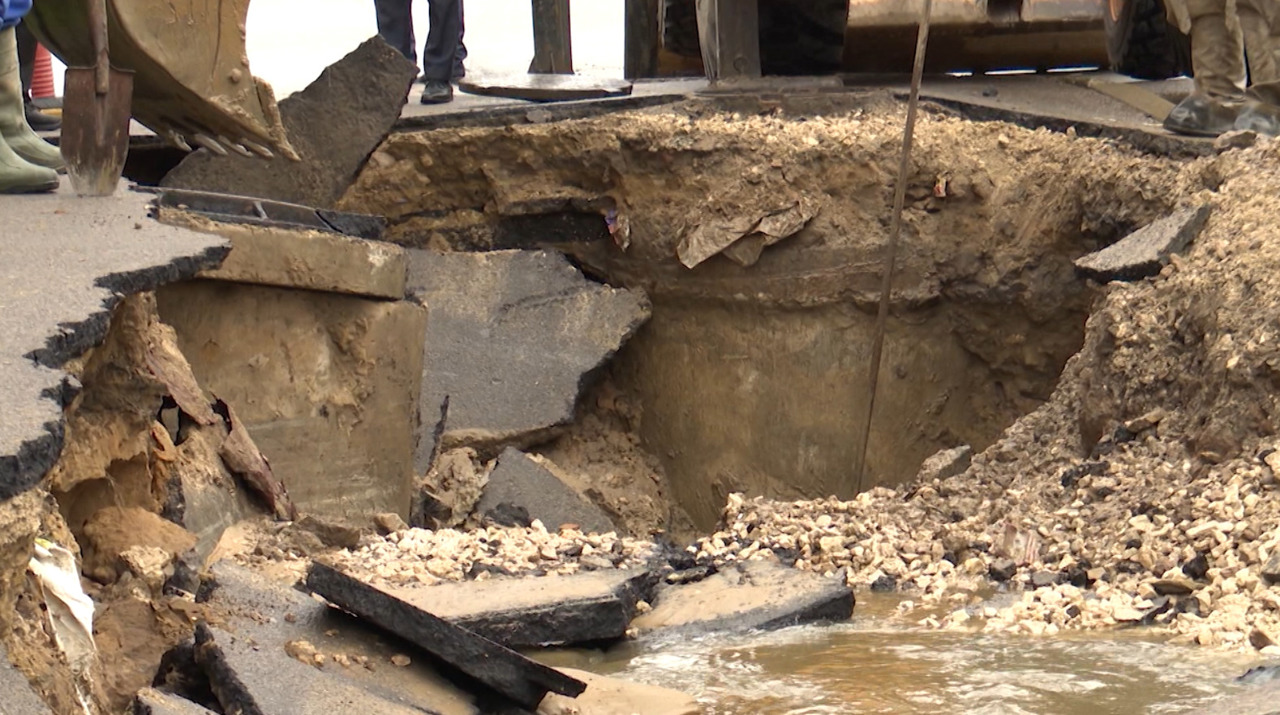 Trotuar surpat în centrul capitalei: Pietonii ocolesc groapa pe carosabil