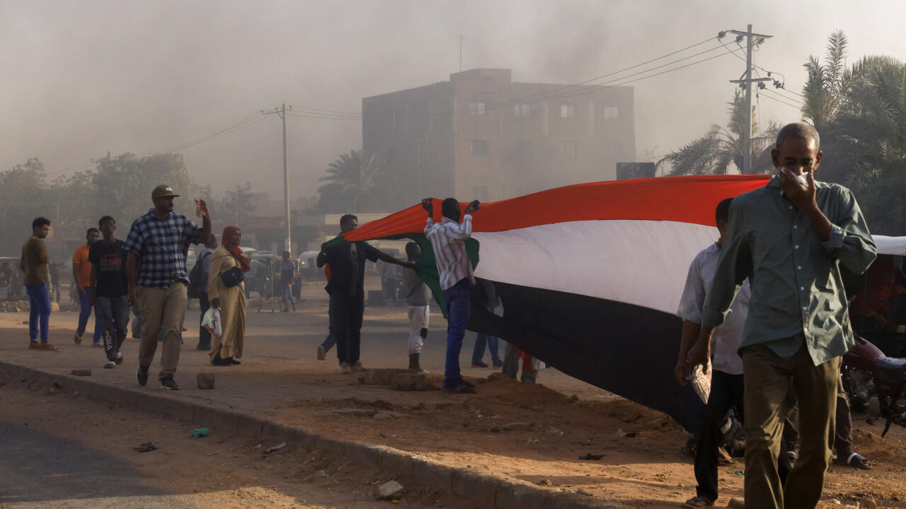 Fighting between the army and a paramilitary group in Sudan after the failed transition to a civilian government. US says situation is "fragile"