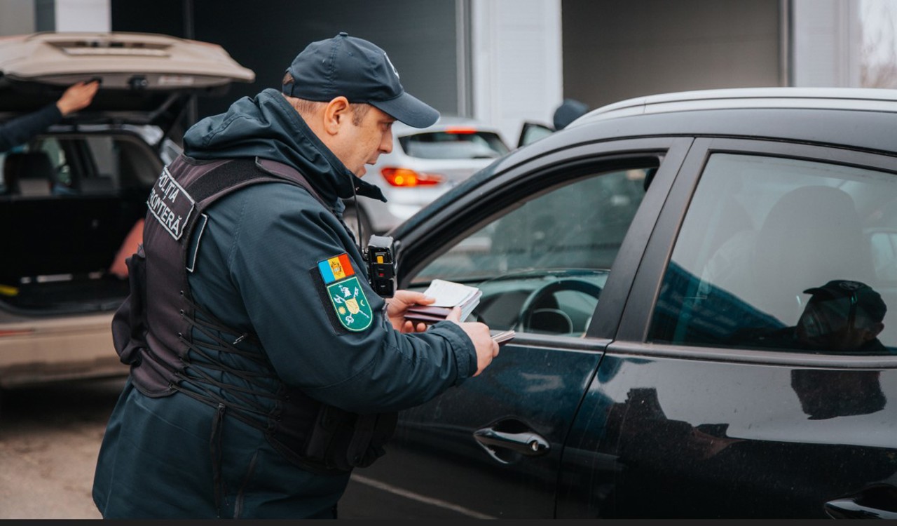 Двое граждан Украины, обманным путем въехавшие в Республику Молдова, пытались подкупить молдавскую полицию, чтобы покинуть страну