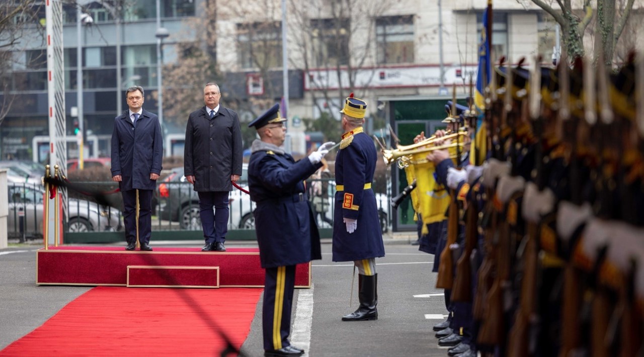 Premierul Recean, întâmpinat cu onoruri la Palatul Victoria