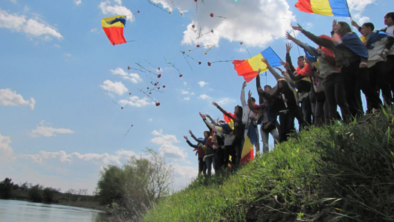 Calendarul zilei // Se împlinesc 32 de ani de la cel de-al doilea Pod de Flori peste Prut