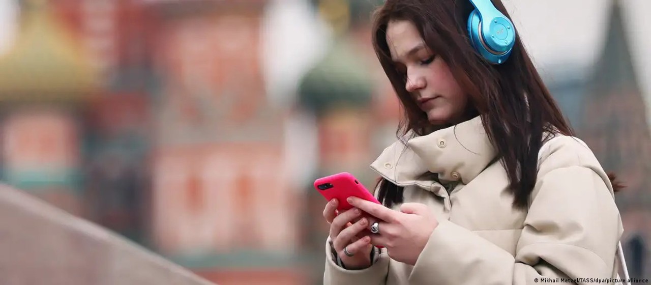 Moscova înăsprește controlul internetului: Taxe pentru VPN și restricții de acces pe marile platforme digitale