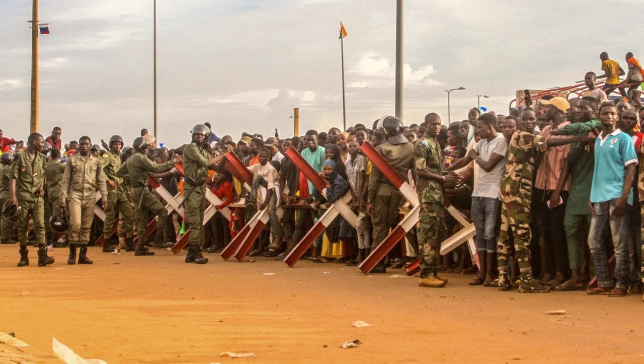 Nigerul îi ordonă ambasadorului francez să părăsească țara în mai puțin 48 de ore. Cum răspunde Parisul 