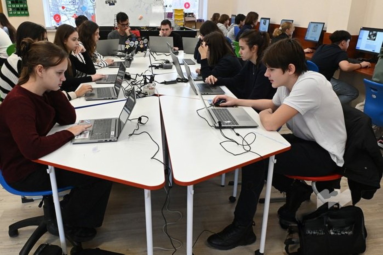 Competențele digitale, testate la nivel național: Elevii din clasele a IX-a și a XII-a se pot înscrie până la 30 aprilie