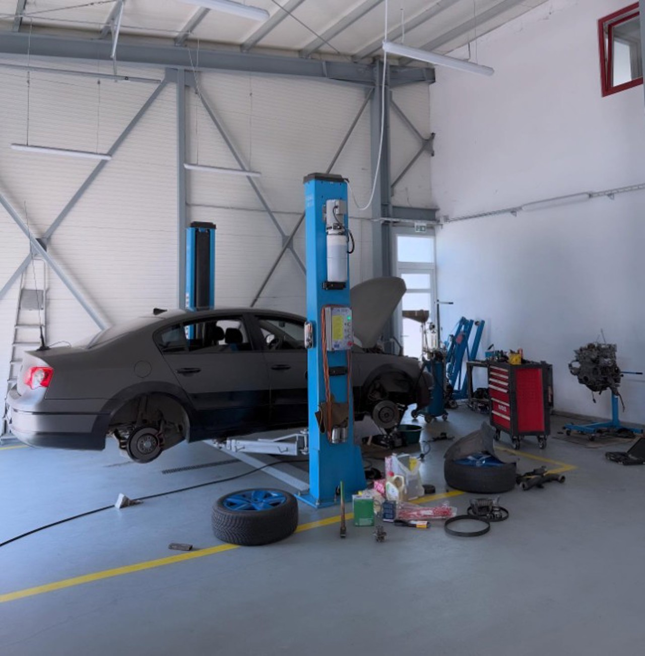 Oportunitate pentru cetățenii care au adus mașini de peste hotare și le-au vândut la piese: pot scăpa de obligații plătind la vamă