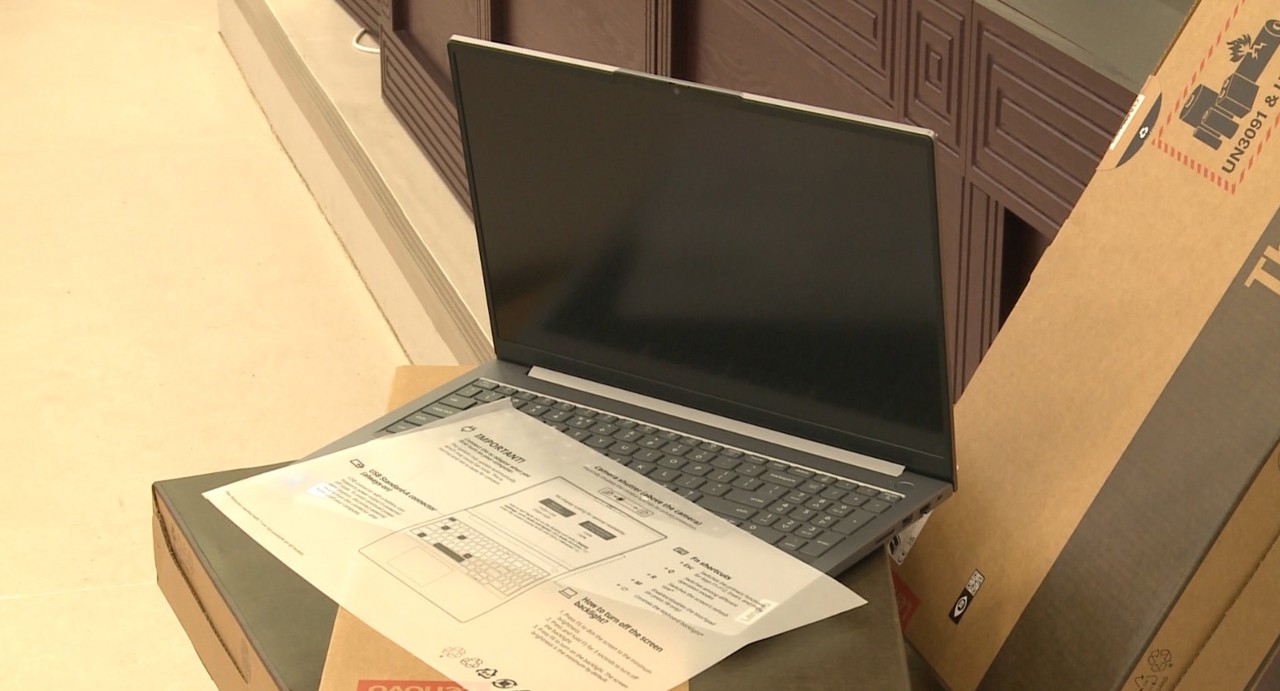 Table interactive, calculatoare și alte echipamente moderne din partea României pentru 40 de școli 