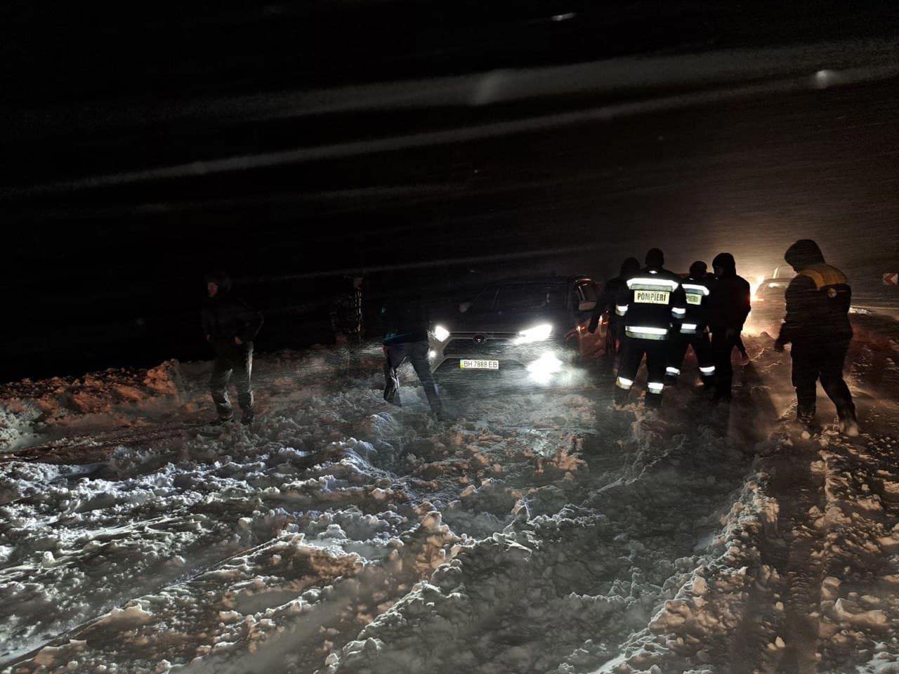Автомобили и машины скорой помощи, застрявшие на юге из-за снегопада. Вмешательство спасателей за последние 24 часа