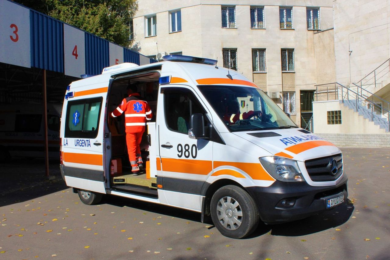  O echipă de medici de la ambulanță a fost amenințată cu pistolul de un pacient care acuza „dureri de inimă”