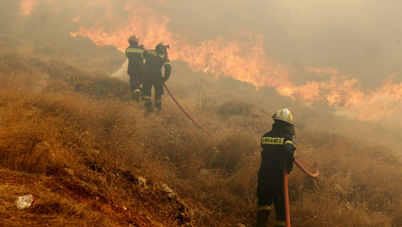 Vântul puternic îngreunează intervenția echipelor de pompieri împotriva incendiului din apropiere de Atena