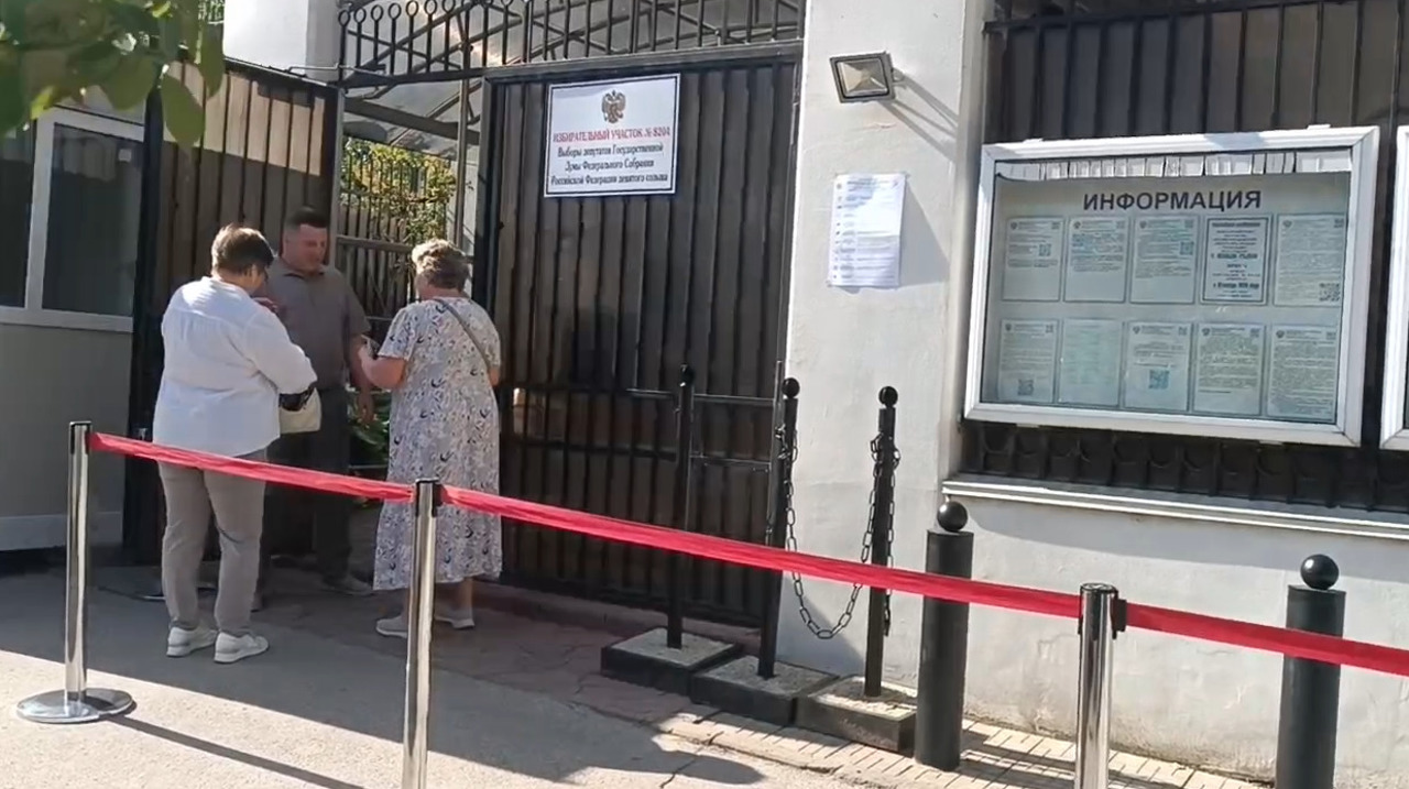 „Să se termine odată situația care este la noi”. Mesajele alegătorilor ruși veniți la secția din Chișinău