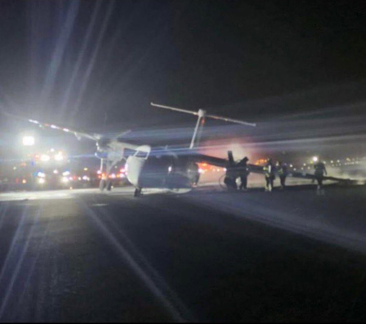 Canada // Un avion a luat foc pe pista aeroportului din Halifax