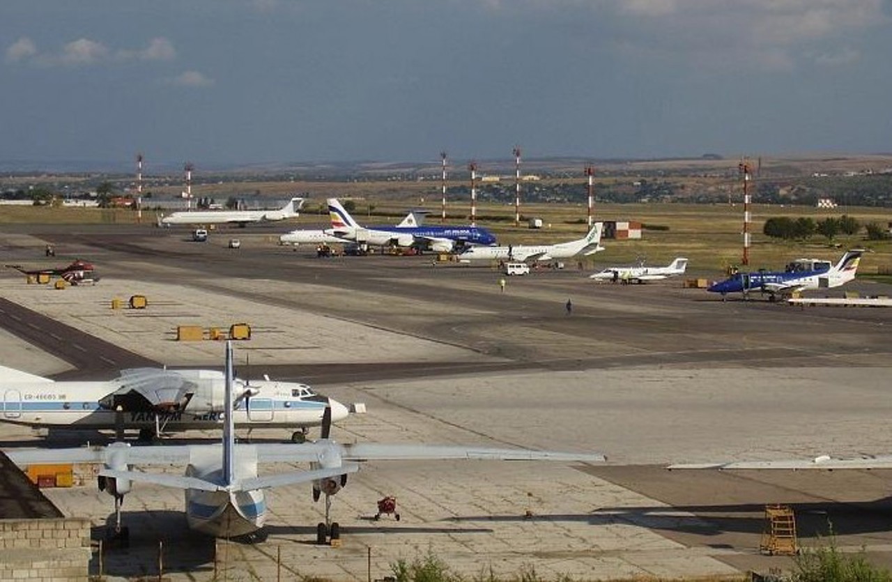 Directorul APP, la Radio Moldova: „Compania Lukoil Moldova, obligată să vândă activele de la Aeroportul Chișinău”