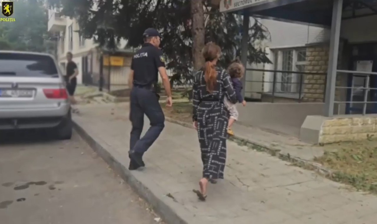 Copii exploatați la cerșit printre mașini. Poliția documentează șase persoane