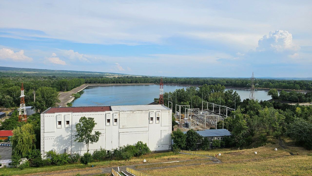 Centrala de la Costești ar putea dubla producția de energie. Va fi instalat un parc solar plutitor, un parc eolian și baterii pentru stocare
