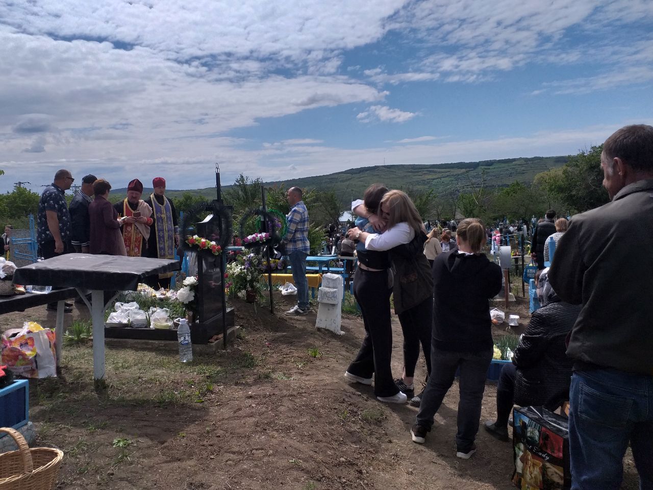 GALERIE FOTO // Cu pomene, flori și bucate, la cimitir. Cum au sărbătorit creștinii din Republica Moldova Paștele Blajinilor