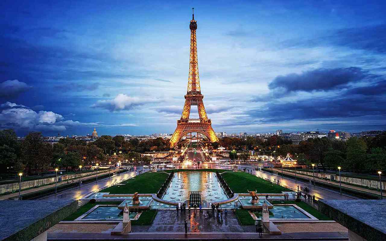 Tricolorul R. Moldova, pe Turnul Eiffel la 35 de ani de Independență: Ambasada de la Paris a inițiat demersurile