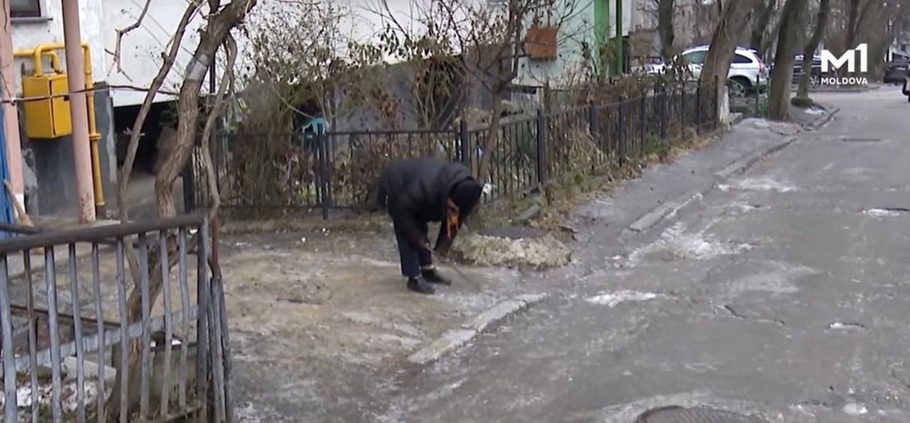 Curțile de bloc și trotuarele din capitală, un adevărat pericol. Unii locuitori zilnic sparg gheața sau presar sare