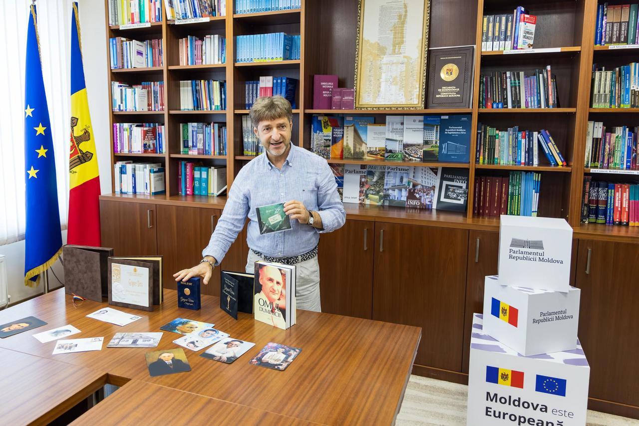 Biblioteca Parlamentului primește o donație valoroasă de publicații rare dedicate poetului Grigore Vieru