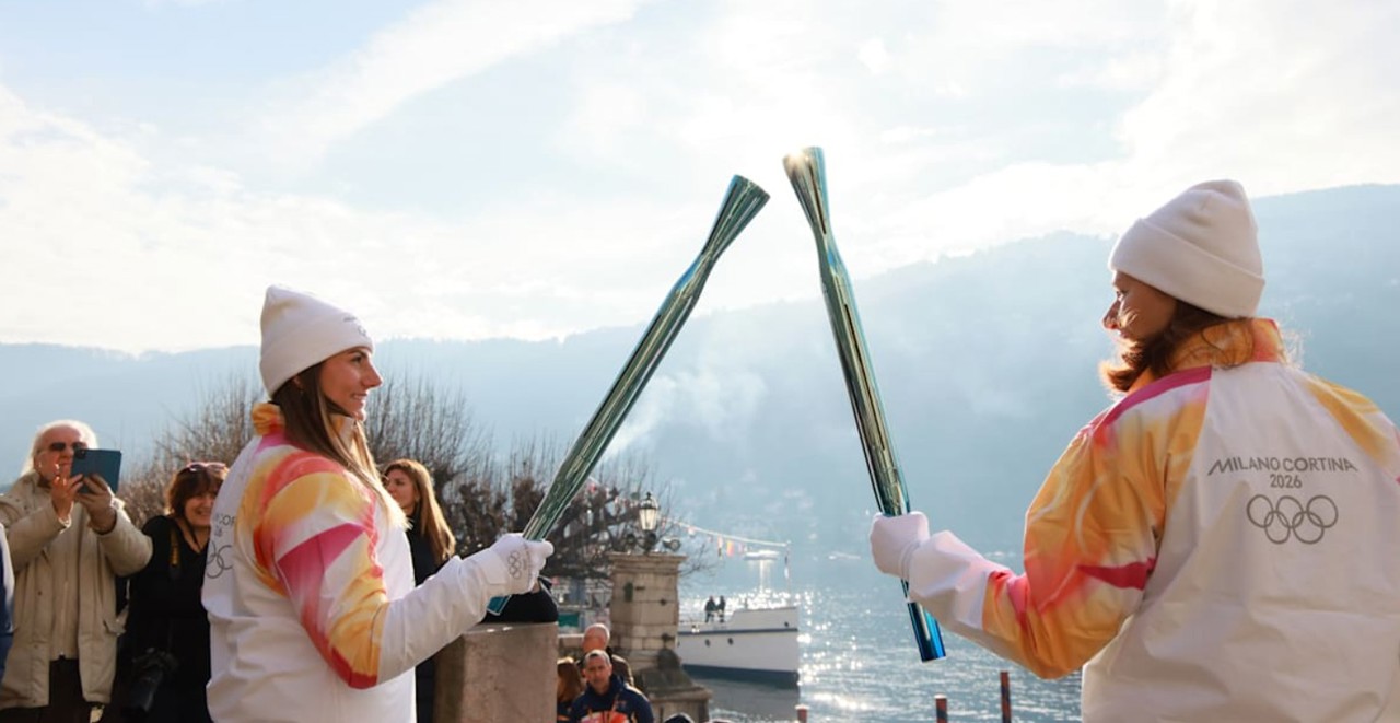 Călătoria focului olimpic prin Italia continuă, dar se apropie tot mai mult de locația finală, orașul Milano. Torța a traversat Lacul Maggiore 