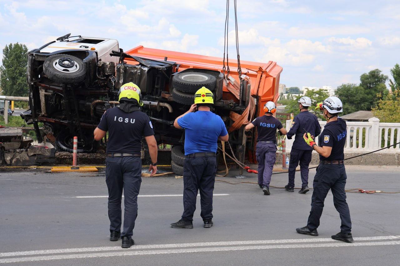 Camionul, care risca să cadă de pe podul Ismail, a fost evacuat cu succes