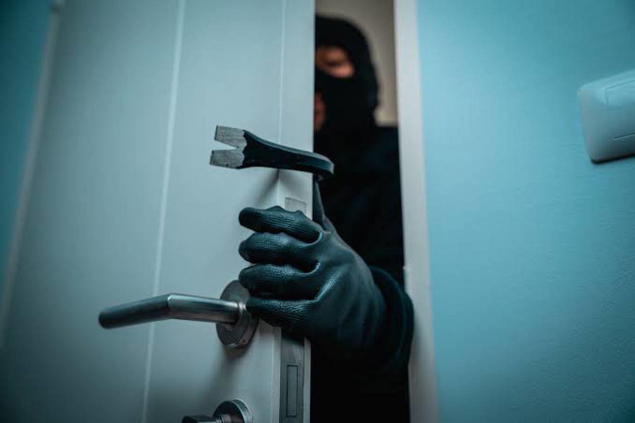 Furturi orchestrate din penitenciar: Opt complici, condamnați la închisoare pentru două jafuri și moartea uneia dintre victime