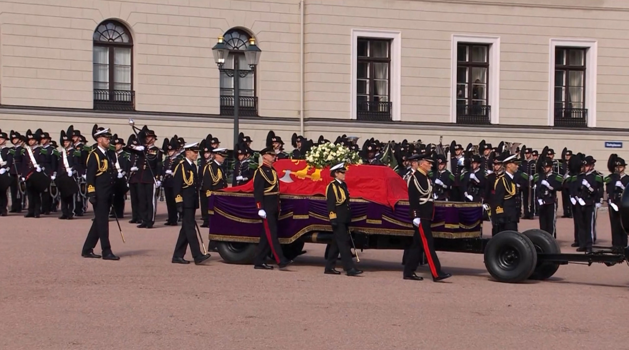 Funeralii regale la Oslo. Mii de oameni și zeci de oficiali i-au adus un ultim omagiu lui Harald al V-lea