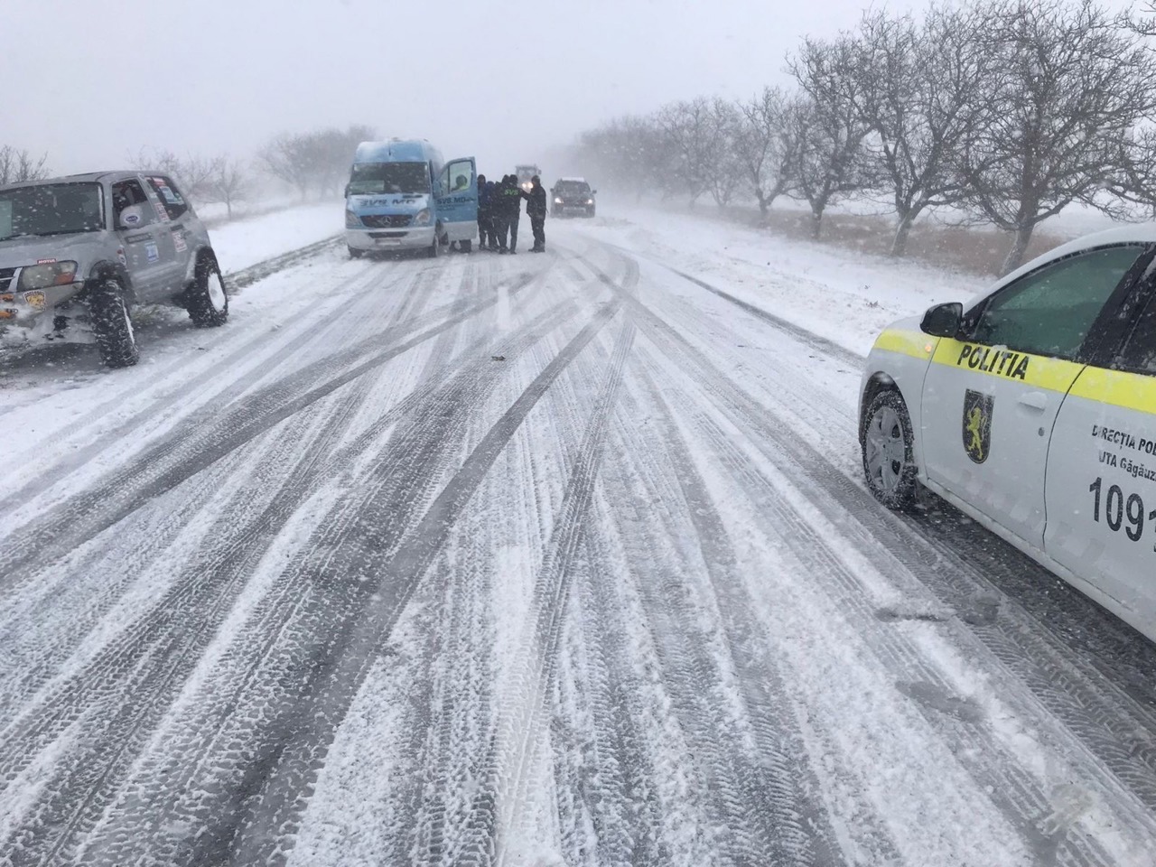 Opt drumuri naționale rămân blocate din cauza zăpezii, anunță Administrația de Stat a Drumurilor