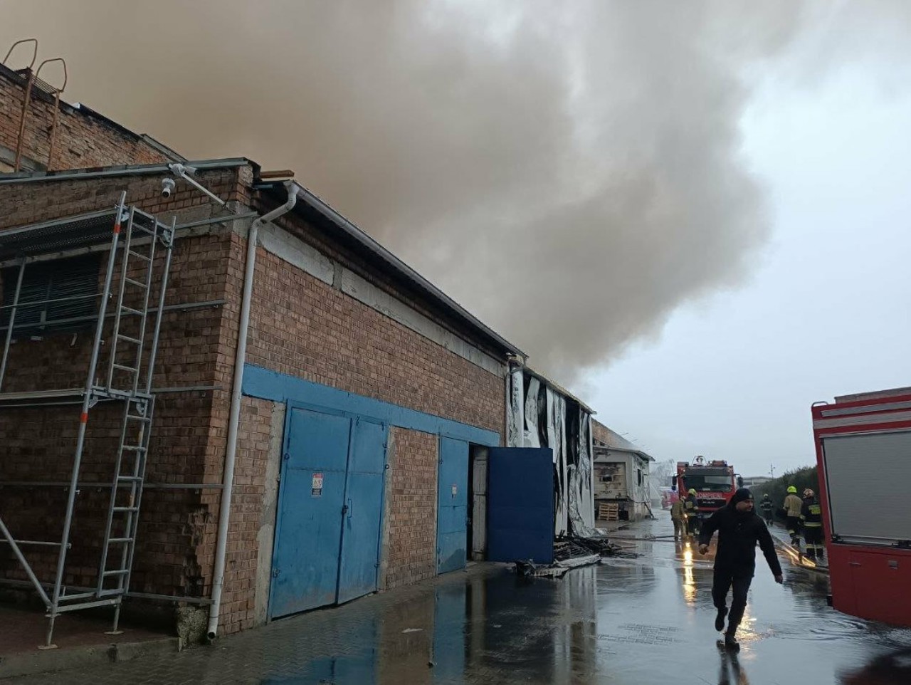 VIDEO | Nivel sporit de intervenție în Chișinău: Incendiu de proporții la un depozit de produse alimentare