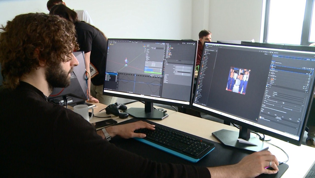 Opt tineri din capitală dezvoltă un nou joc video, convinși că produsul lor va avea succes 