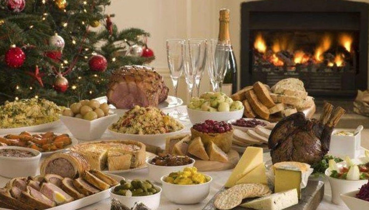 Рекомендации диетологов для новогоднего стола: есть мясо или рыбу с большим количеством овощей или салатов