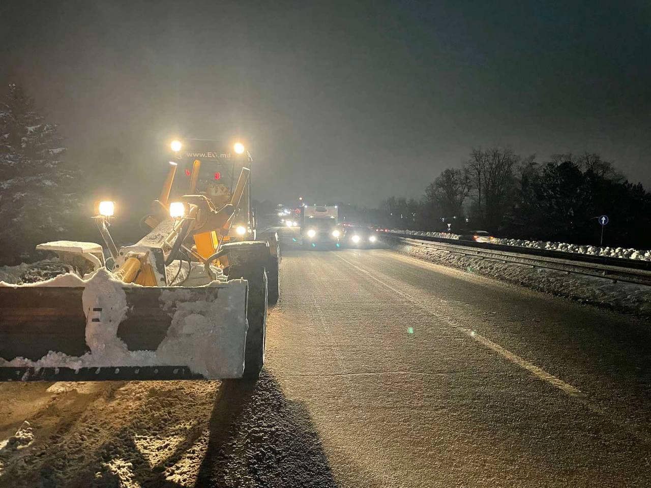 Более трех тысяч тонн противоскользящего материала было разбросано на дорогах страны